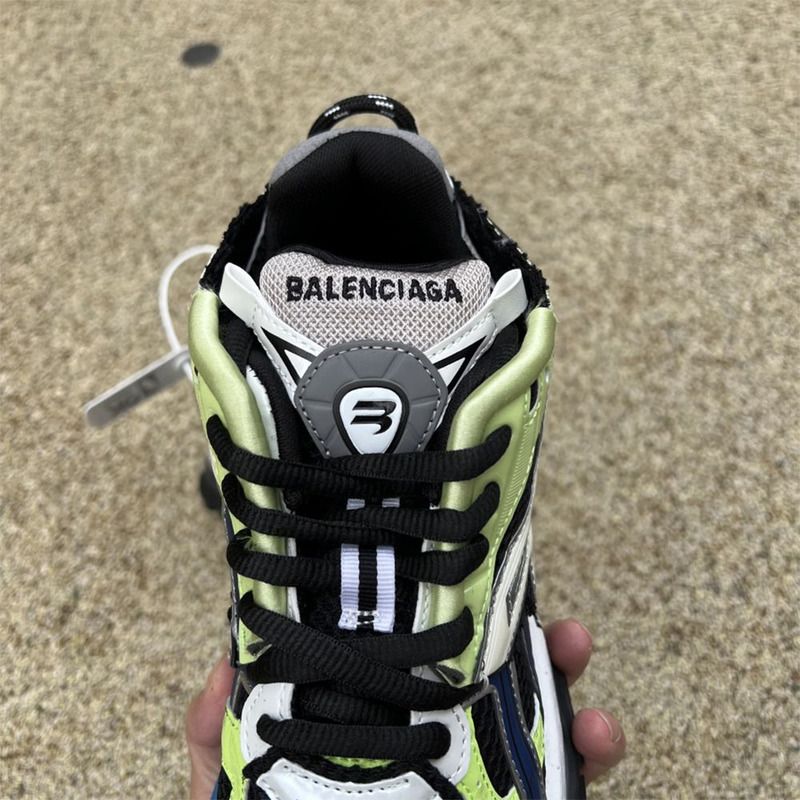 Ba*len*cia*ga runner sneaker in green