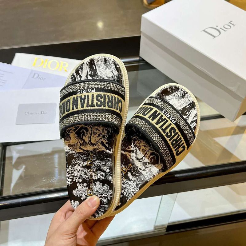 D*or 2020 spring embroidered slides in black