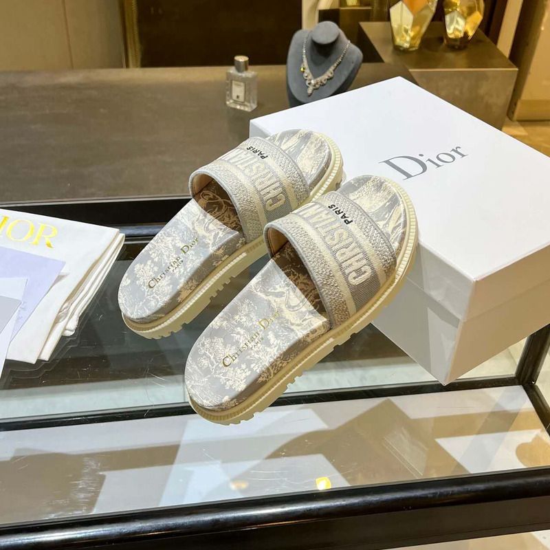 D*or 2020 spring embroidered slides in beige