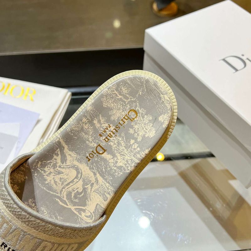 D*or 2020 spring embroidered slides in beige