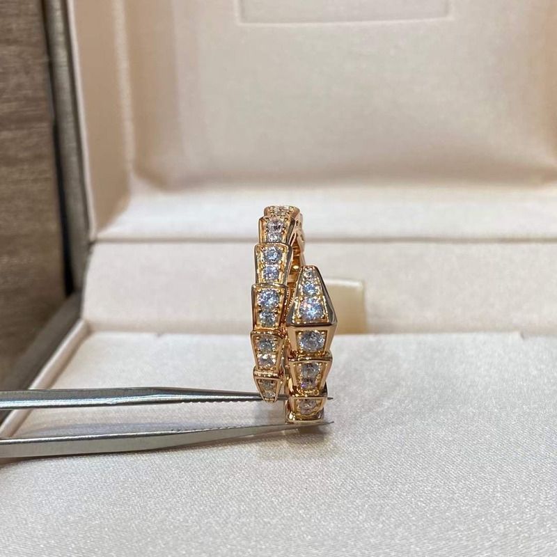 Serpenti Viper 18 kt yellow gold ring with pavé diamonds