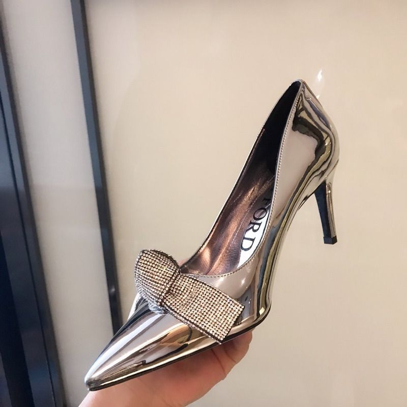 TOM FORD BOW MIRROR LEATHER POINTY PUMP IN SILVER