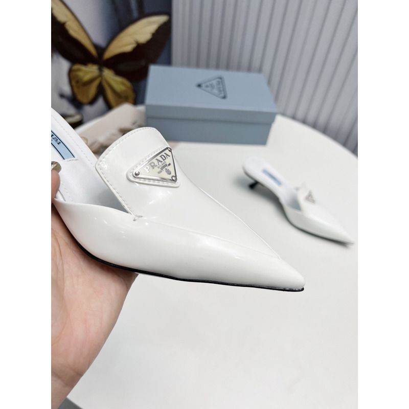 Pra*a logo patent leather pointy toe mule in white