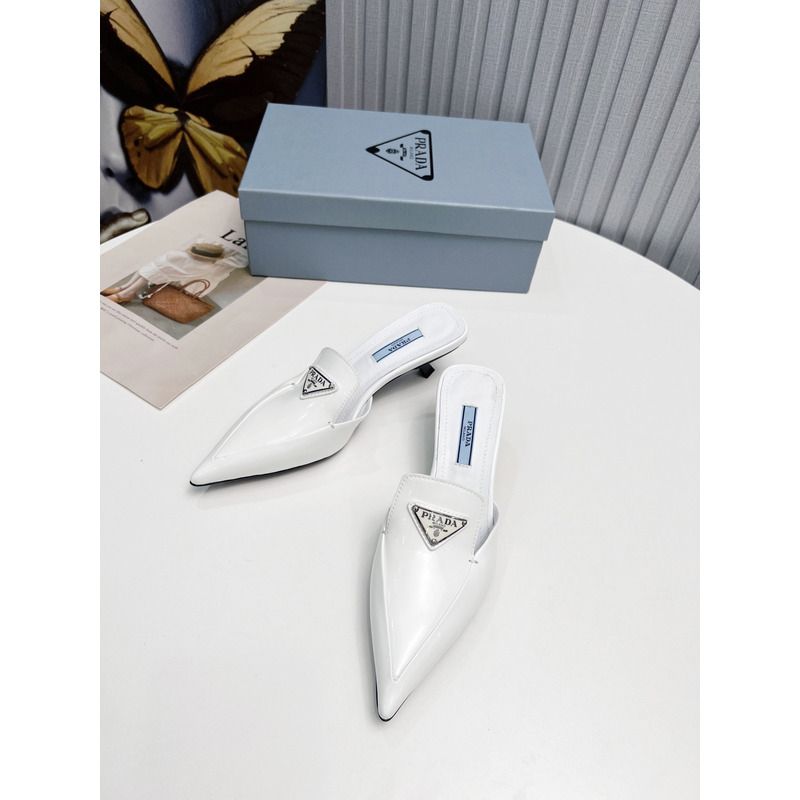 Pra*a logo patent leather pointy toe mule in white