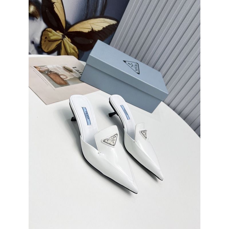 Pra*a logo patent leather pointy toe mule in white