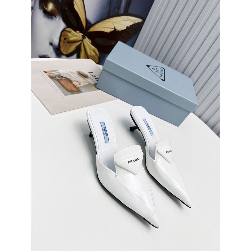 Pra*a logo patent leather pointy toe mule in white