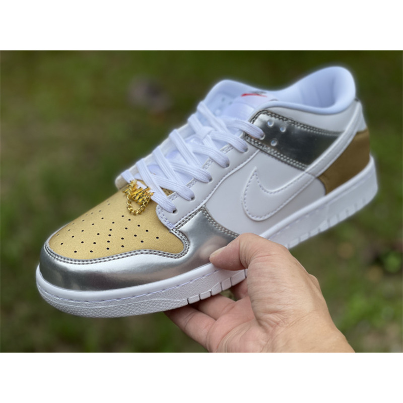 Nike Dunk Low WMNS “Metallic” Sneaker Gold/White-Silver