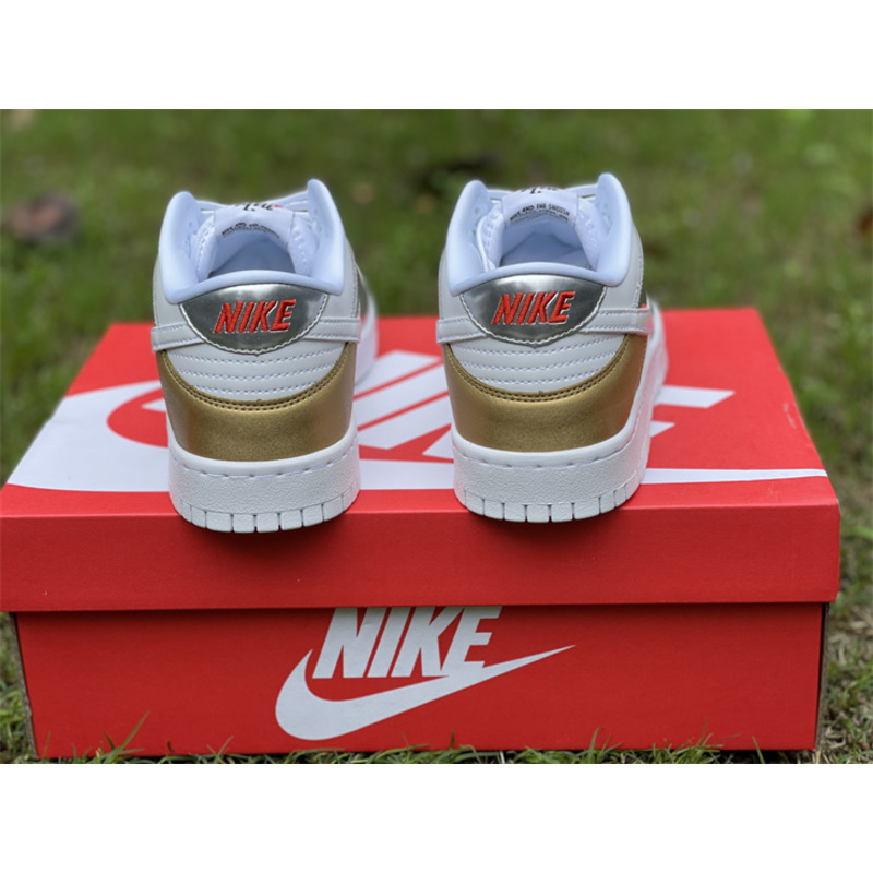 Nike Dunk Low WMNS “Metallic” Sneaker Gold/White-Silver