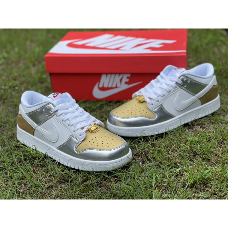 Nike Dunk Low WMNS “Metallic” Sneaker Gold/White-Silver