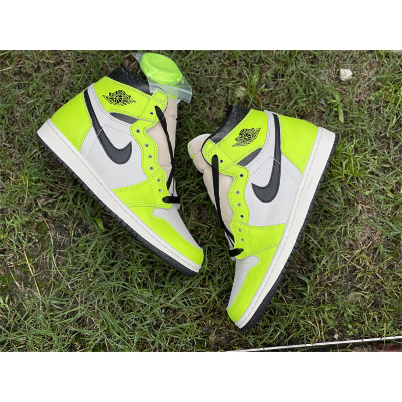 Air Jordan 1 High OG “Volt” Sneaker Black/Fluorescent Green