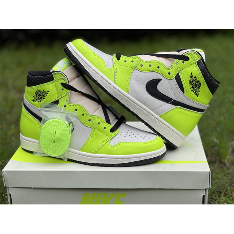 Air Jordan 1 High OG “Volt” Sneaker Black/Fluorescent Green