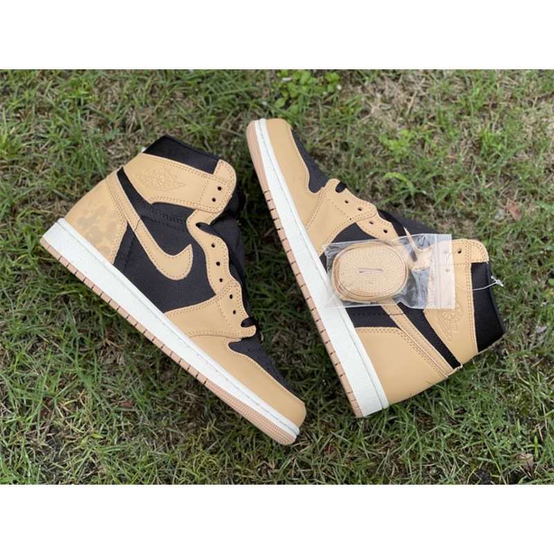 Air Jordan 1 High OG Sneaker Apricot/Black-White