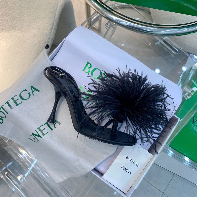 Bo*te*ga ve*ne*ta dot feather-trimmed leather sandals green