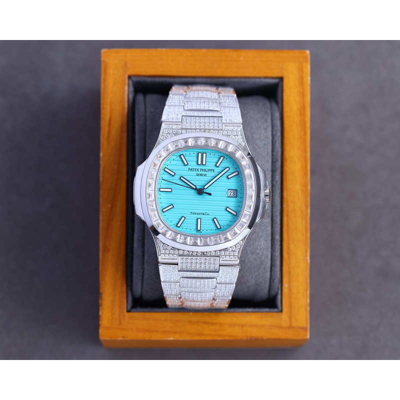 Patek Philippe Nautilus 5711 White/Blue Emerald Diamond