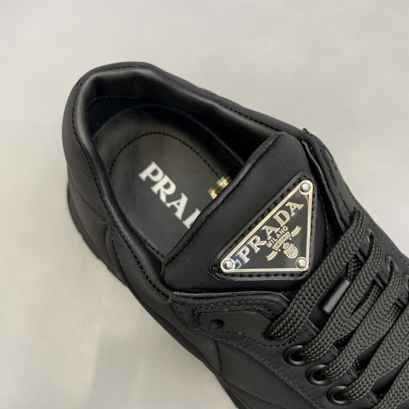 Pra*a logo low-top sneakers black