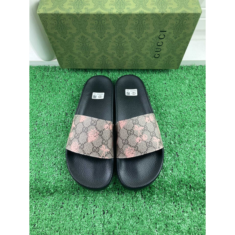 G*u*i berry print slippers