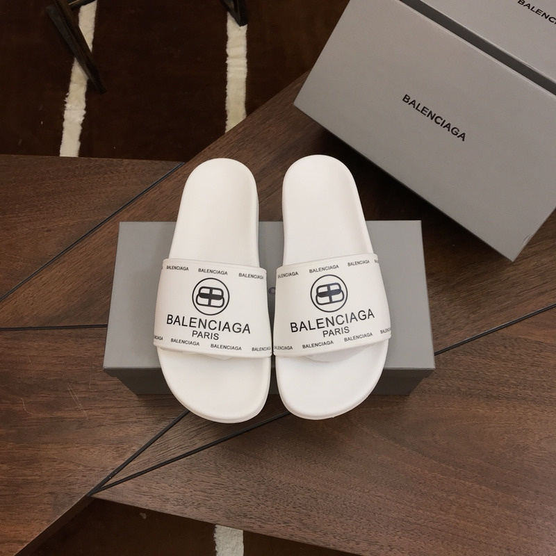 Ba*len*cia*ga pool logo slides white