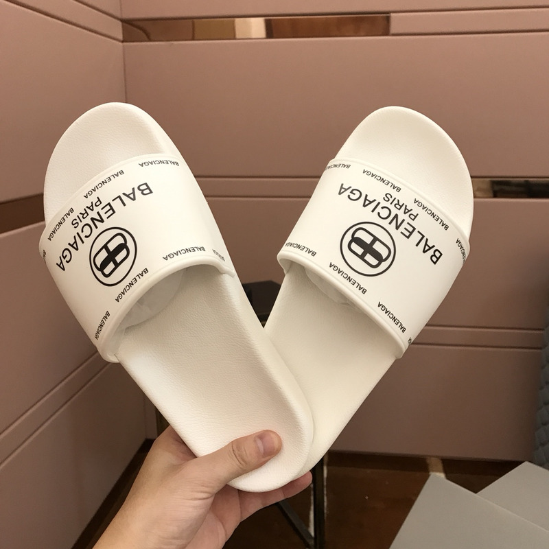 Ba*len*cia*ga pool logo slides white