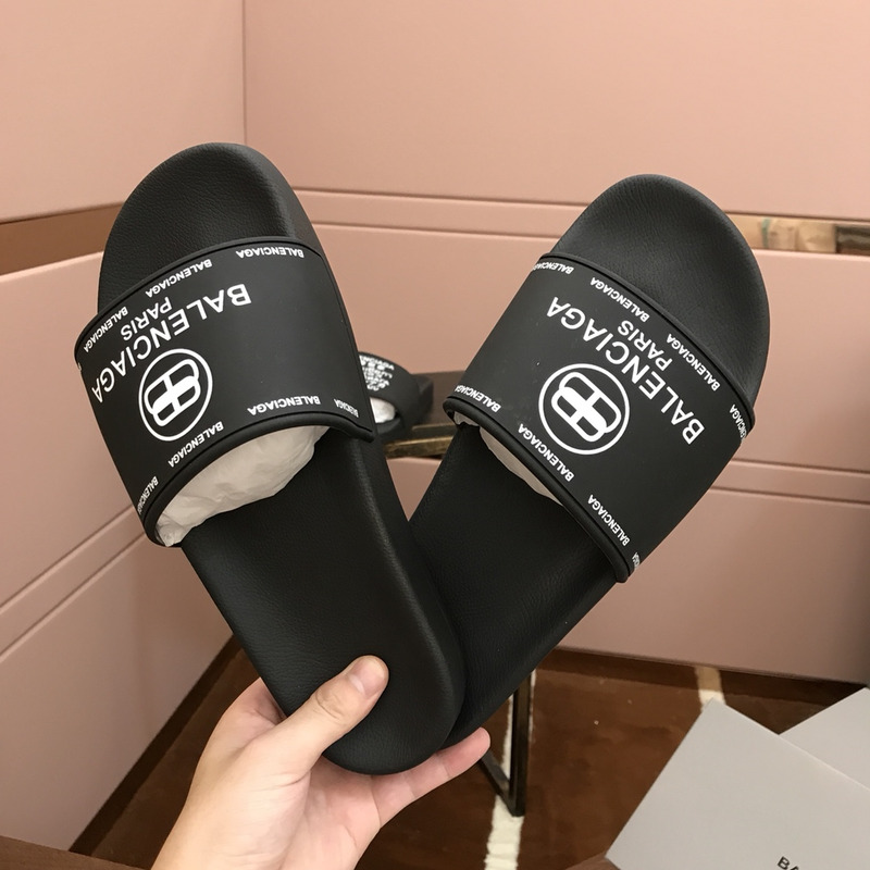 Ba*len*cia*ga pool logo slides black