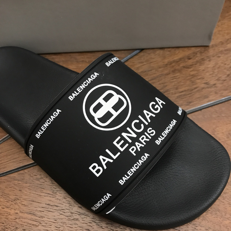 Ba*len*cia*ga pool logo slides black