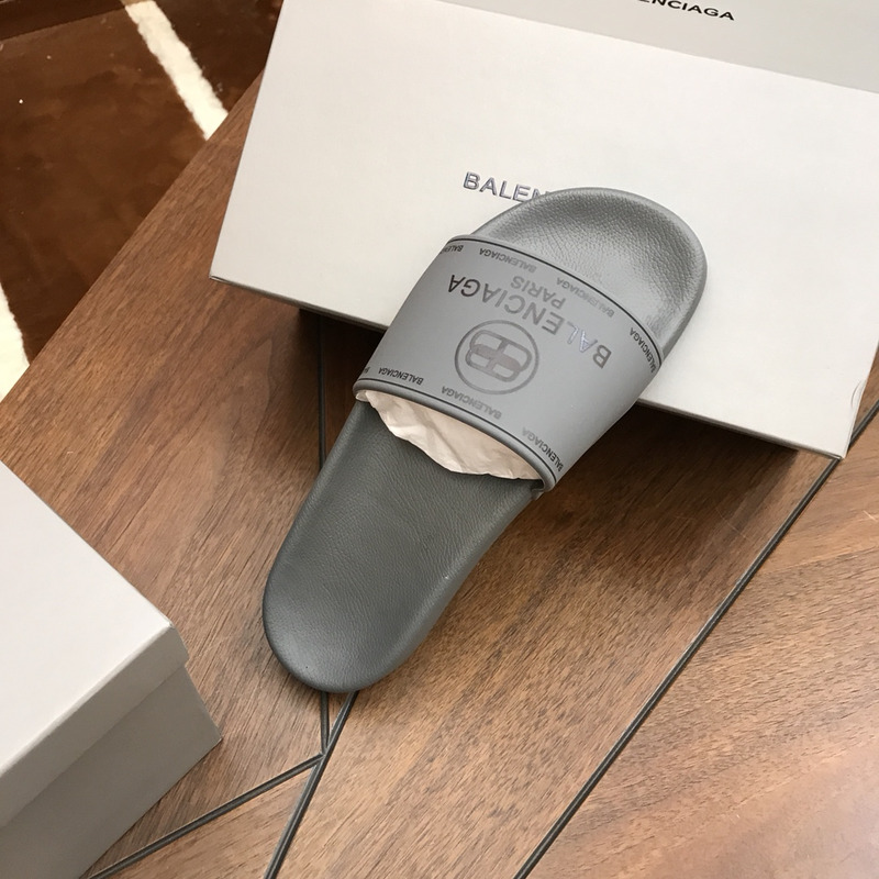 Ba*len*cia*ga pool logo slides gray