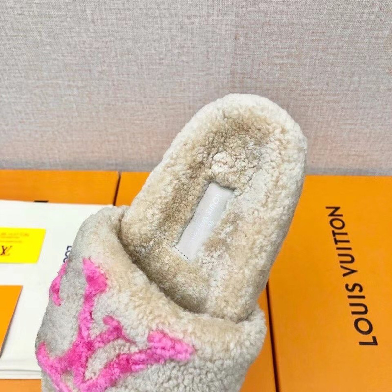 l**is V*t*n magnetic slippers beige