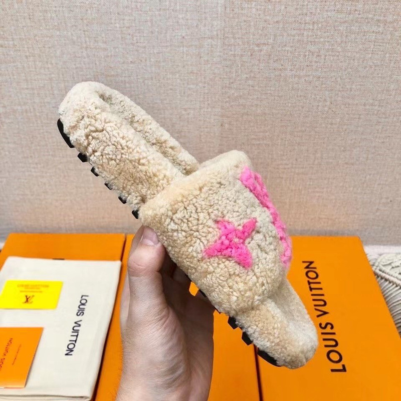 l**is V*t*n magnetic slippers beige