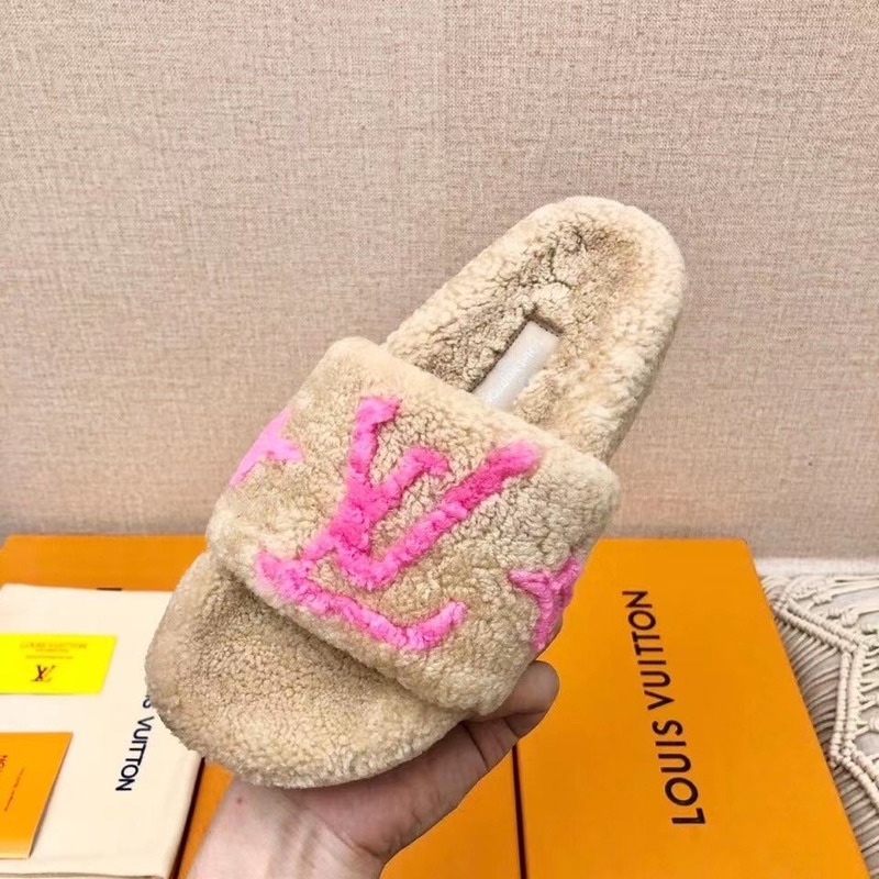 l**is V*t*n magnetic slippers beige