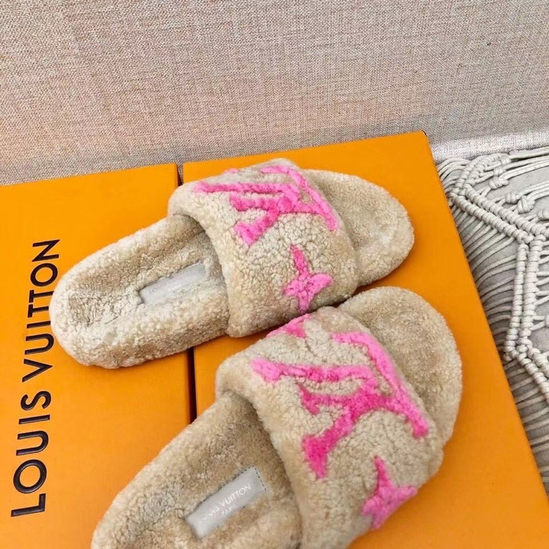 l**is V*t*n magnetic slippers beige