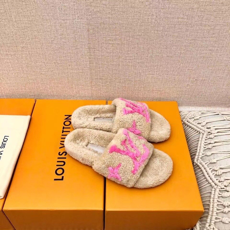 l**is V*t*n magnetic slippers beige