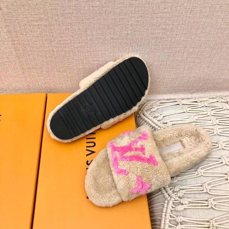 l**is V*t*n magnetic slippers beige