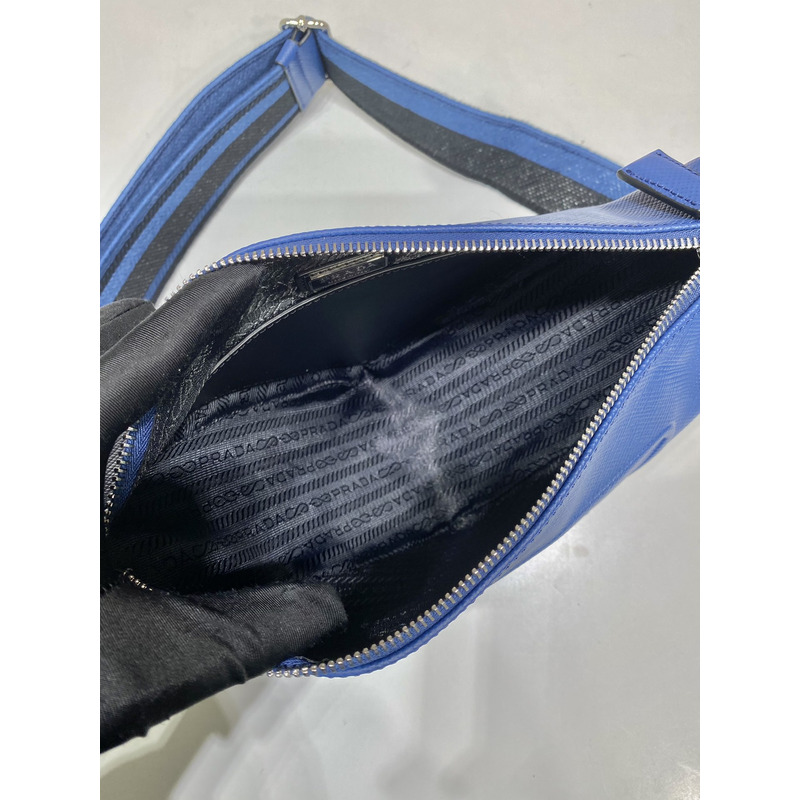 Pra*a triangle leather pouch in blue