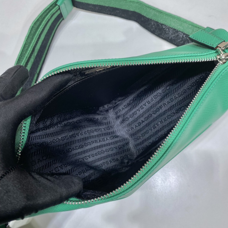 Pra*a triangle leather pouch in green