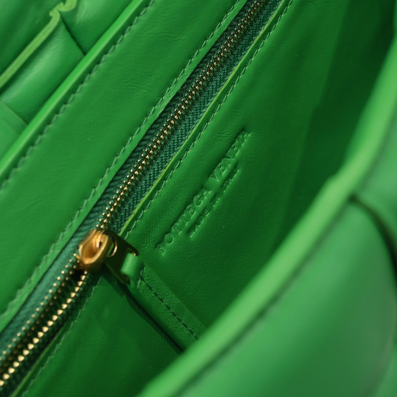 Bo*te*ga ve*ne*ta padded cassette leather shoulder bag green