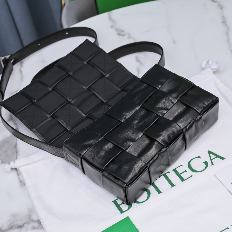 Bo*te*ga ve*ne*ta  Bo*te*ga ve*ne*ta intrecciato paper cassette leather shoulder bag black