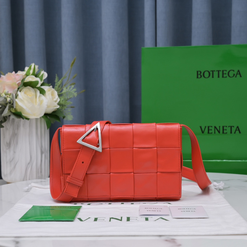 Bo*te*ga ve*ne*ta Bo*te*ga ve*ne*ta intrecciato paper cassette leather shoulder bag red