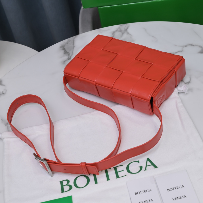 Bo*te*ga ve*ne*ta Bo*te*ga ve*ne*ta intrecciato paper cassette leather shoulder bag red