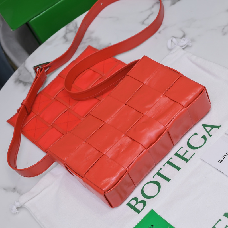 Bo*te*ga ve*ne*ta Bo*te*ga ve*ne*ta intrecciato paper cassette leather shoulder bag red