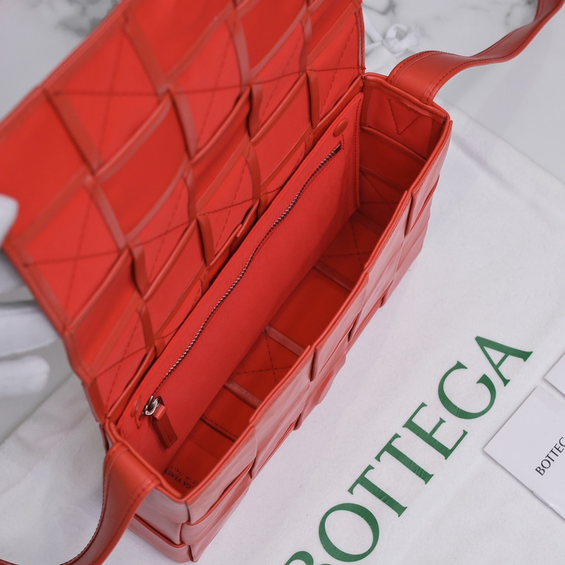 Bo*te*ga ve*ne*ta Bo*te*ga ve*ne*ta intrecciato paper cassette leather shoulder bag red