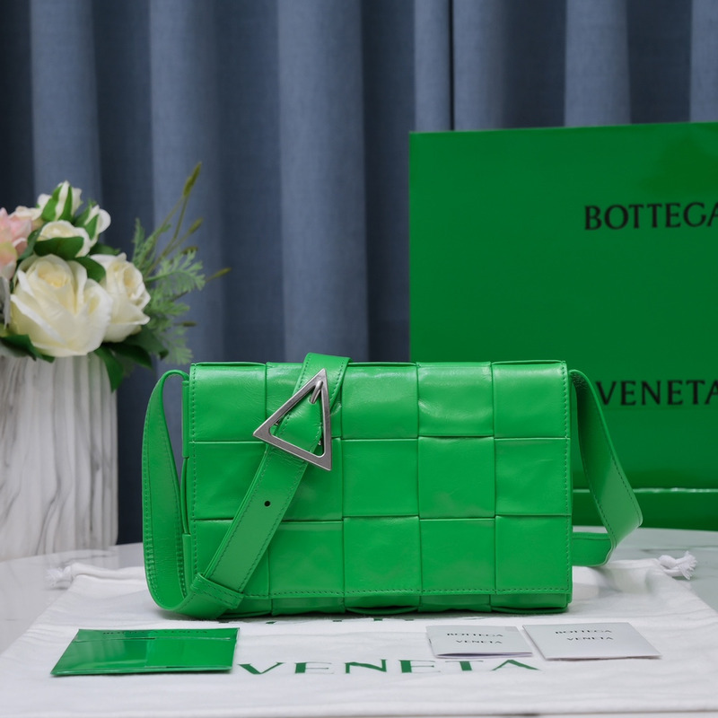 Bo*te*ga ve*ne*ta  Bo*te*ga ve*ne*ta intrecciato paper cassette leather shoulder bag green