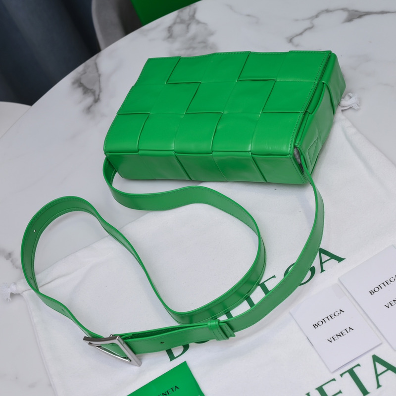 Bo*te*ga ve*ne*ta  Bo*te*ga ve*ne*ta intrecciato paper cassette leather shoulder bag green