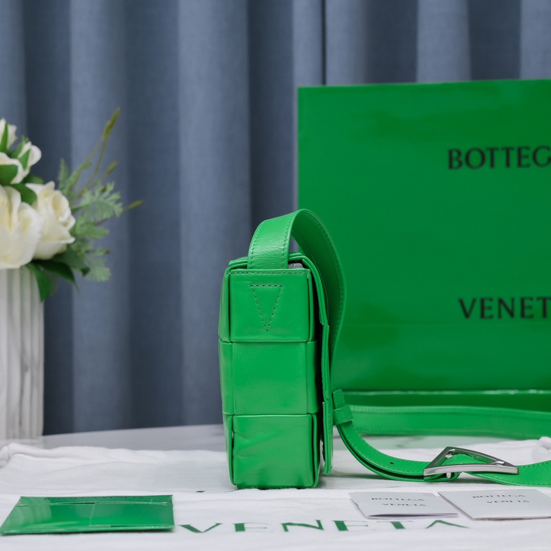 Bo*te*ga ve*ne*ta  Bo*te*ga ve*ne*ta intrecciato paper cassette leather shoulder bag green