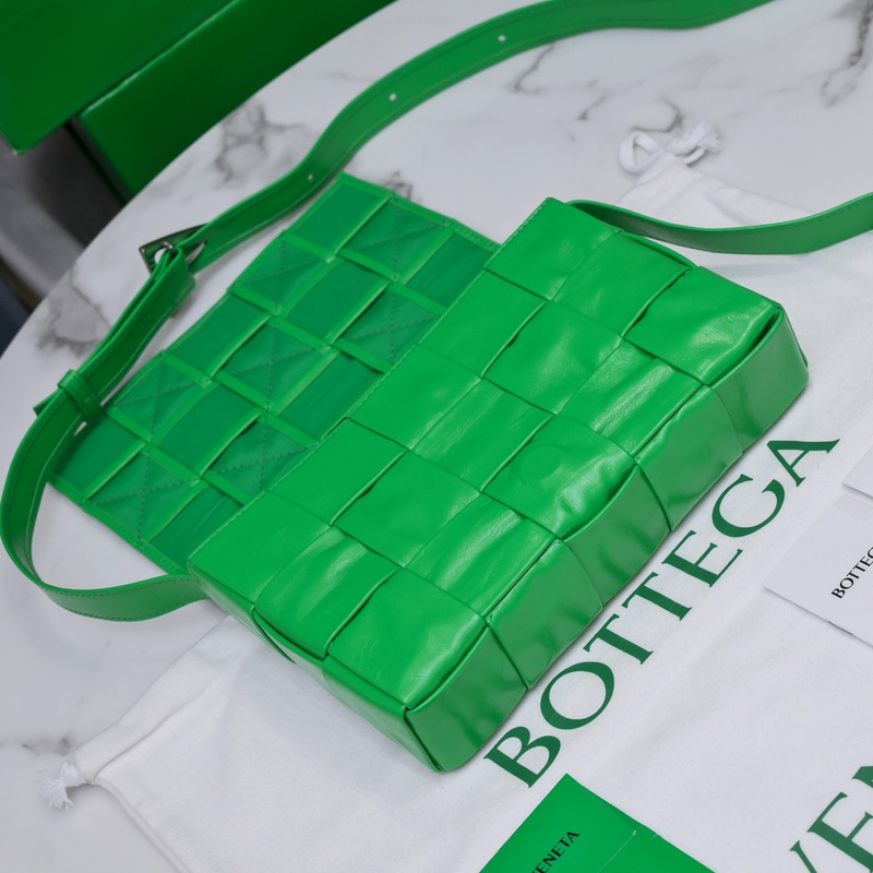 Bo*te*ga ve*ne*ta  Bo*te*ga ve*ne*ta intrecciato paper cassette leather shoulder bag green