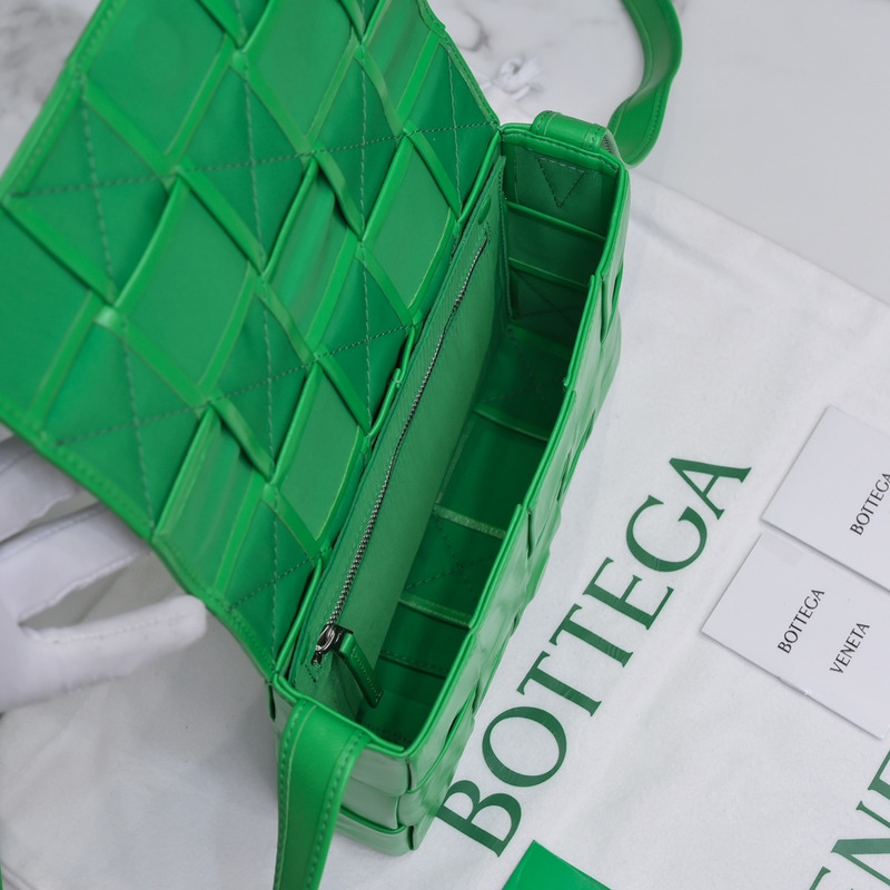 Bo*te*ga ve*ne*ta  Bo*te*ga ve*ne*ta intrecciato paper cassette leather shoulder bag green