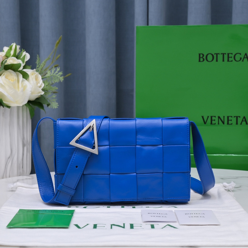 Bo*te*ga ve*ne*ta  Bo*te*ga ve*ne*ta intrecciato paper cassette leather shoulder bag blue