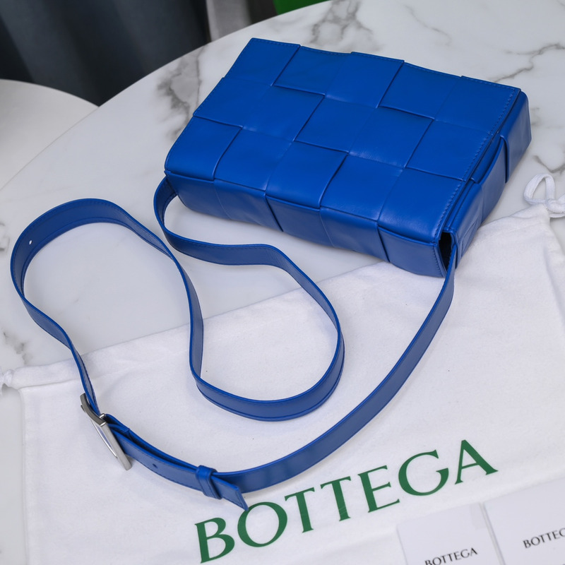 Bo*te*ga ve*ne*ta  Bo*te*ga ve*ne*ta intrecciato paper cassette leather shoulder bag blue