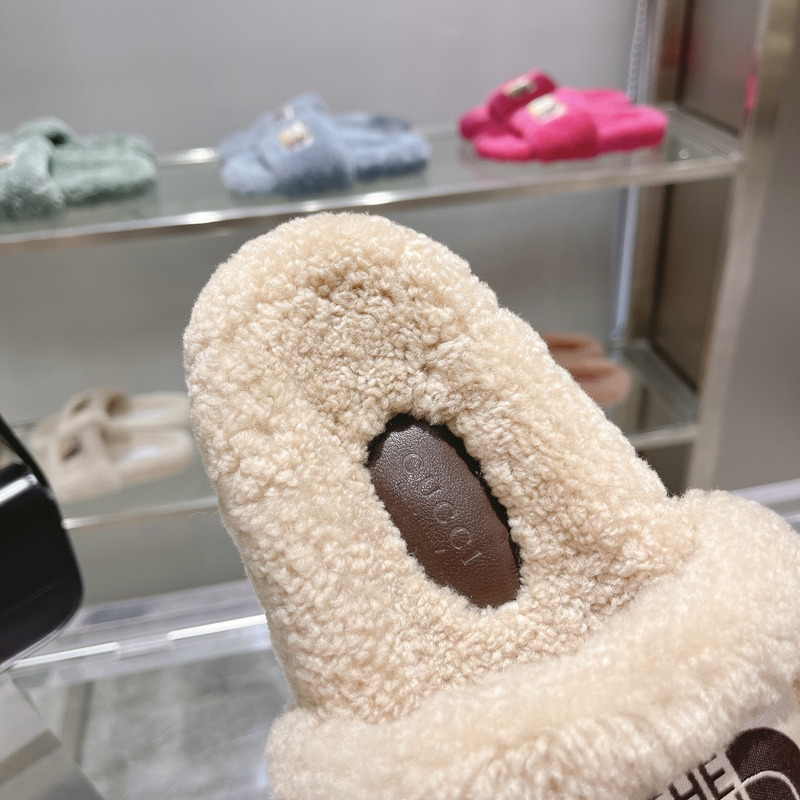 G*u*i x the north face shearling slides beige