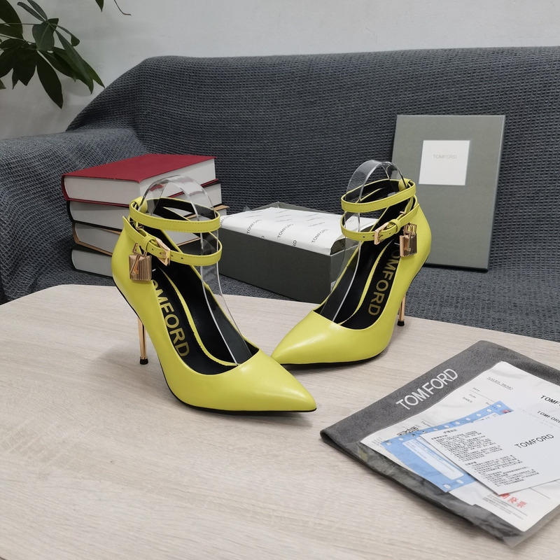 Tom Ford Padlock leather pumps in Yellow