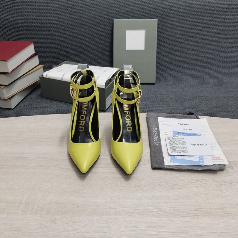 Tom Ford Padlock leather pumps in Yellow