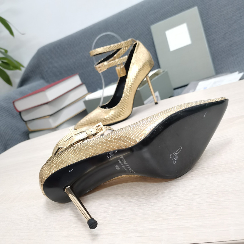 Tom Ford Padlock leather pumps in Light Gold